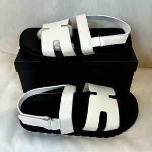 New Women’s White H Slip on Slides Sandals with adjustable strap / Sz 9.5